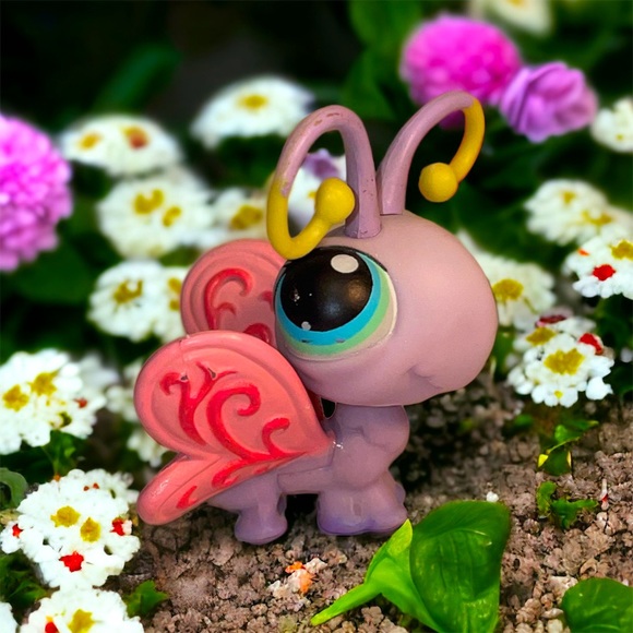 littlest pet shop # 93 purple butterfly with pink wings and blue turquoise eyes - Picture 1 of 6